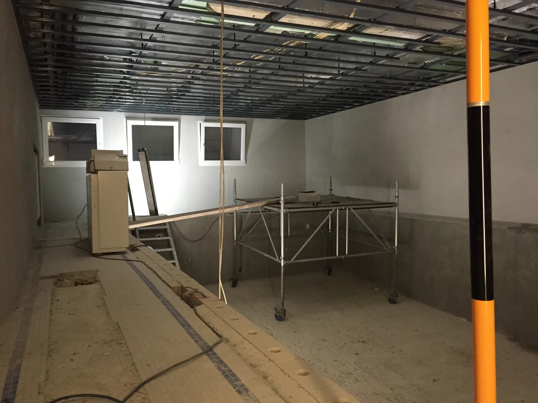 Rohbau des Poolraums mit Unterstellung der Decke und offener Installation
