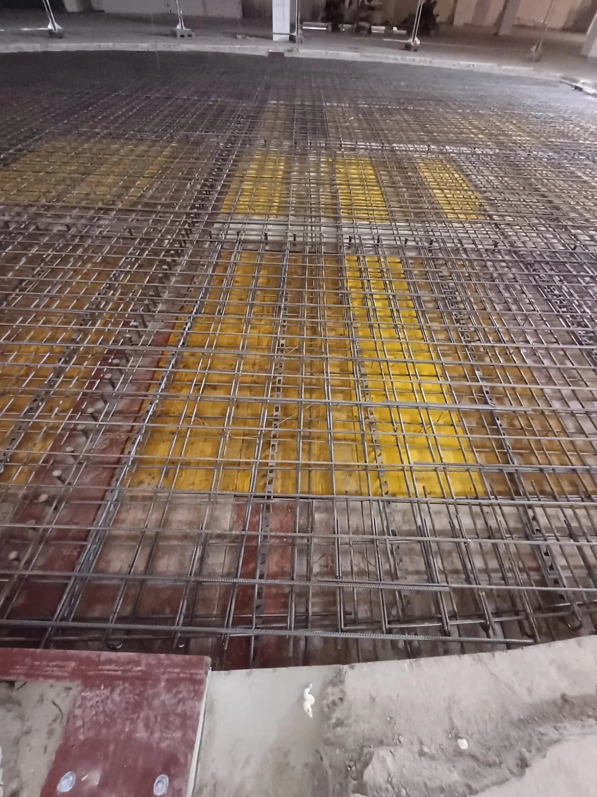 Bewehrungsmatten auf gelber Trennlage vor dem Betonieren der neuen Platte