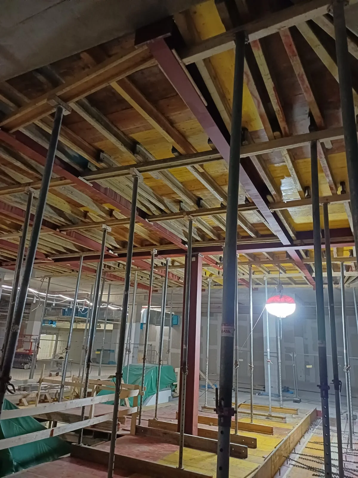 Stahl- und Holzabstützung der Decke in der Tiefgarage während der Bauarbeiten