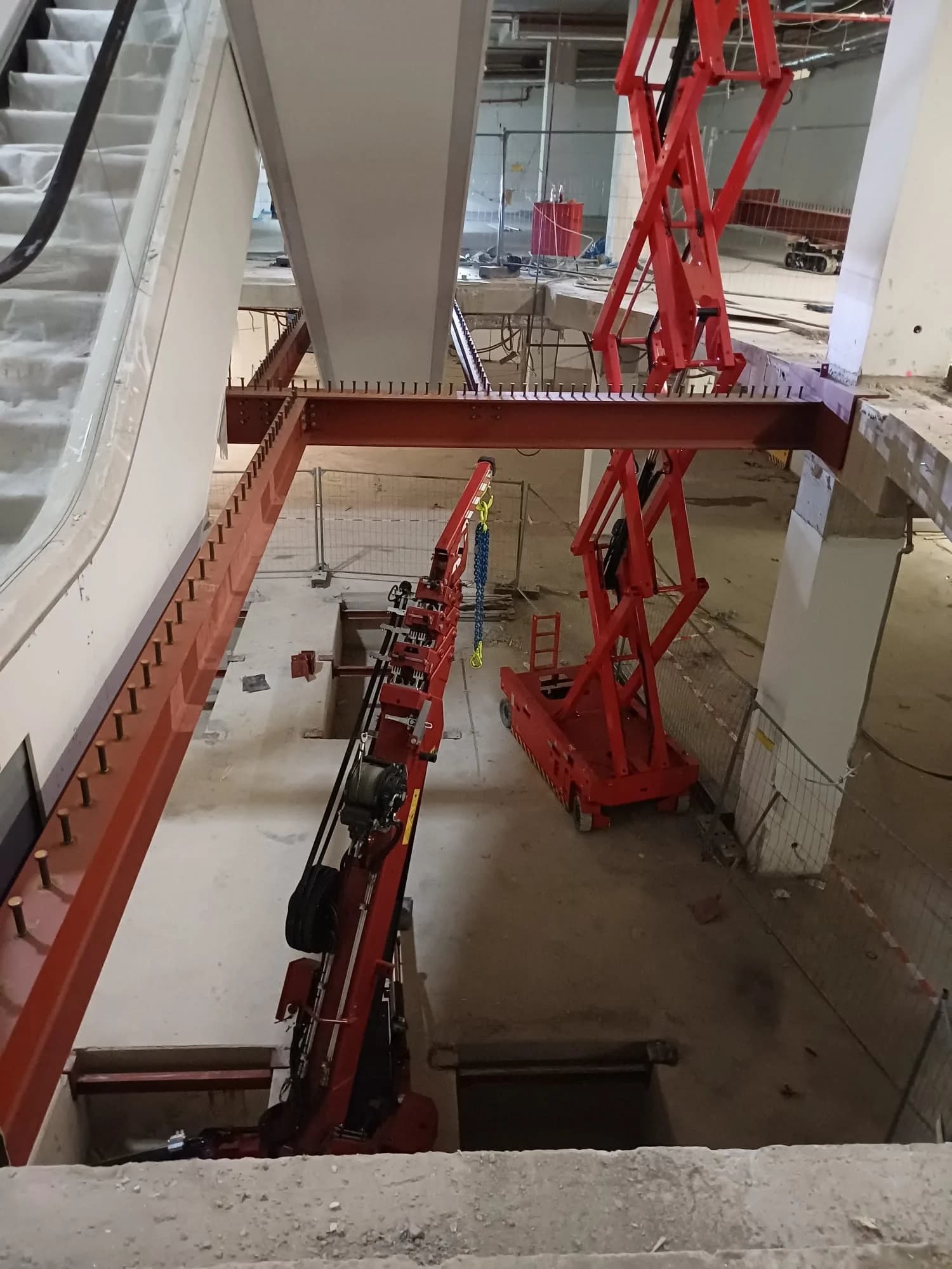 Einbau der Rolltreppe mit Scherenbühne auf der Baustelle