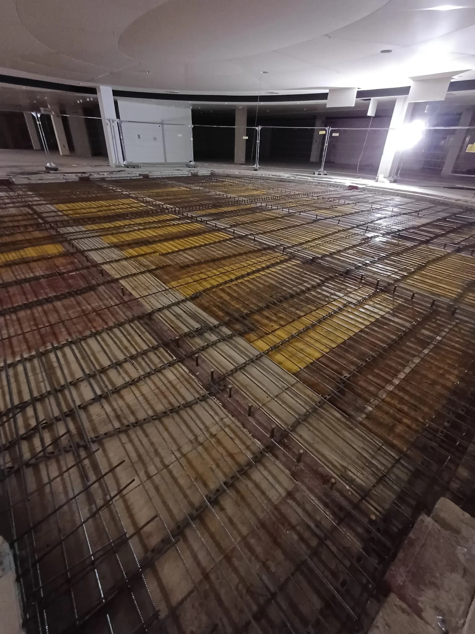 Vorbereitete Bewehrungslage auf der Decke vor dem Betonieren