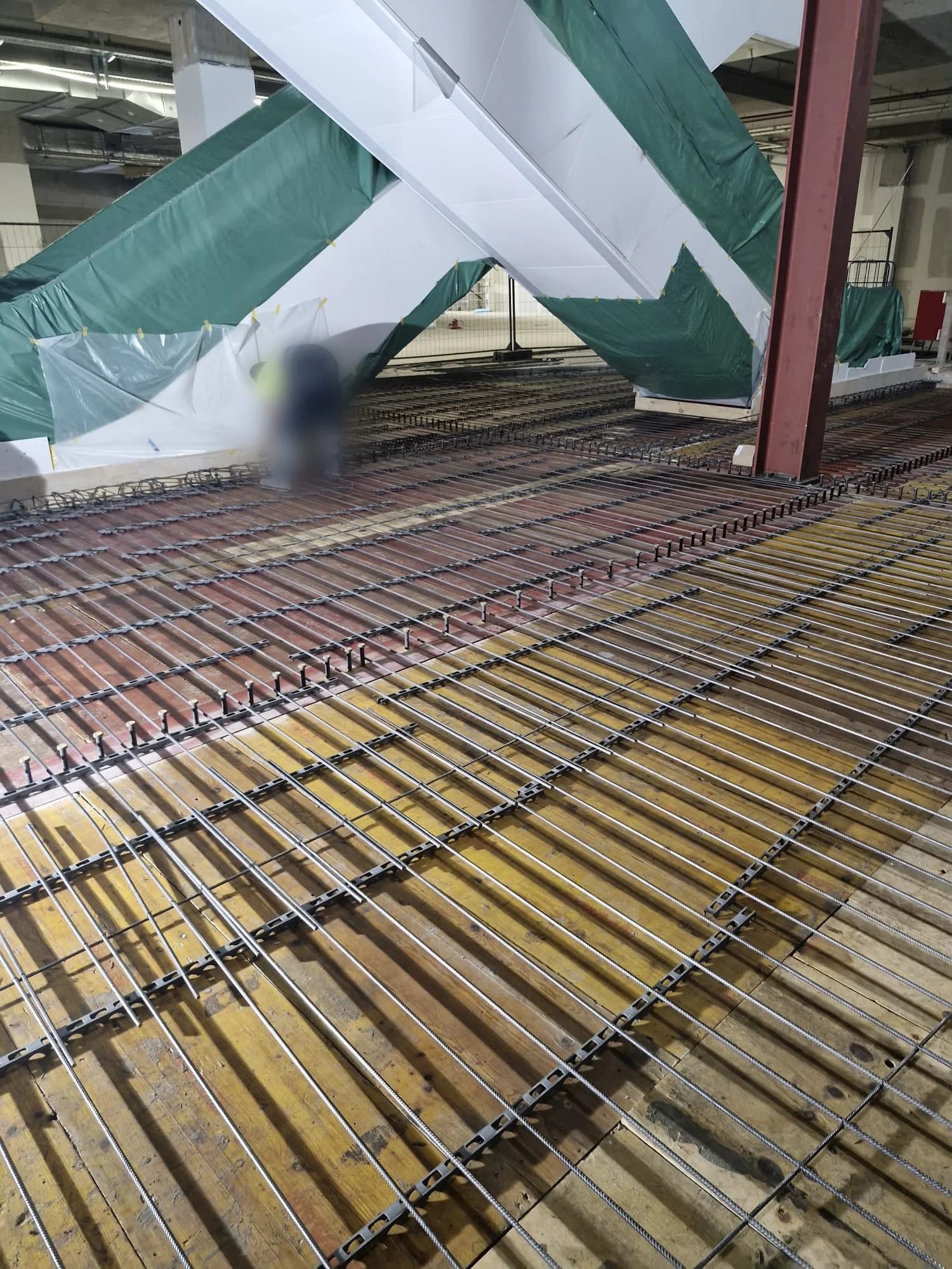 Arbeiten an der Bewehrung unter der abgedeckten Rolltreppe
