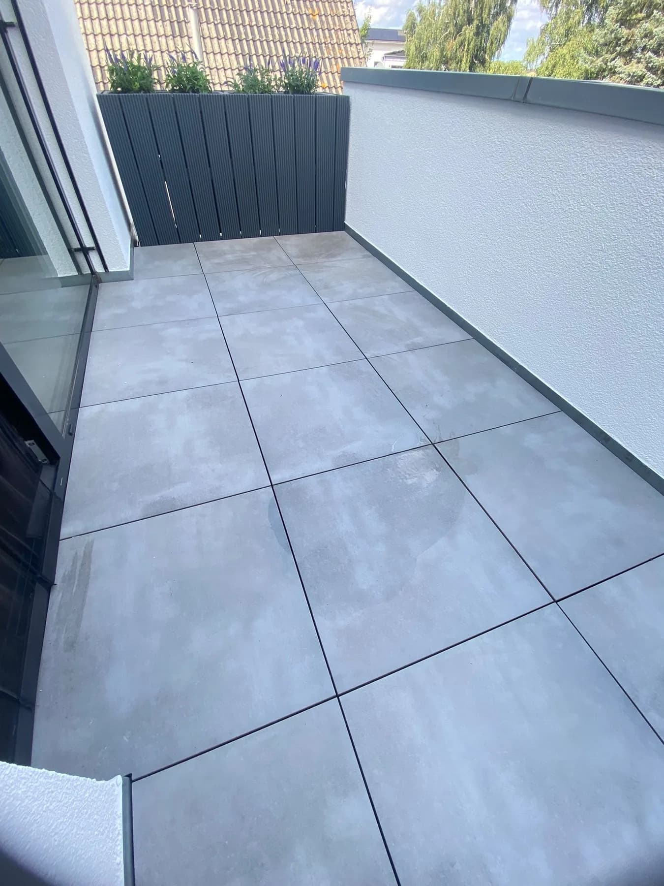 Keramikplatten 60 × 60 in Cemento grey bis an den Sichtschutz, schmale Fugen