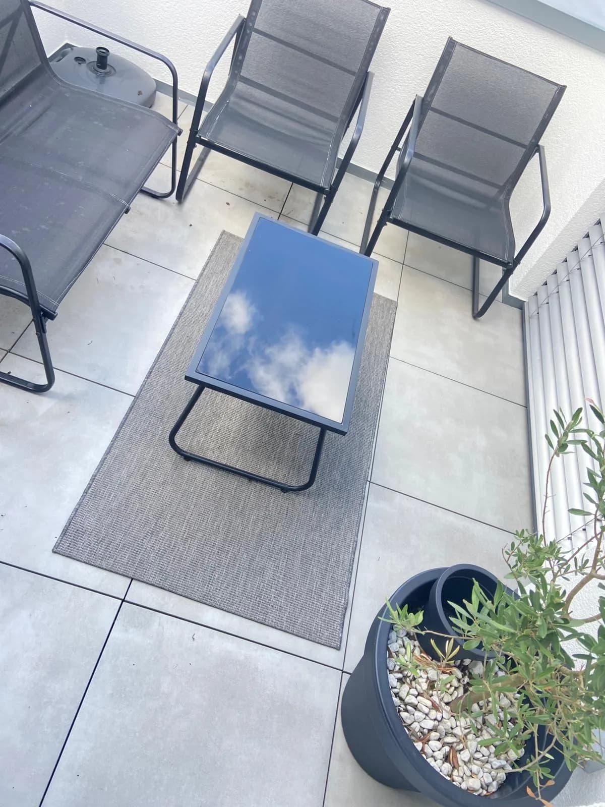 Tisch und Pflanzkübel auf dem Balkon, Keramikplatten im Halbverband